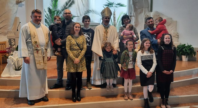 Biskup Radoš krstio je troje djece u obiteljima s mnogobrojnom djecom